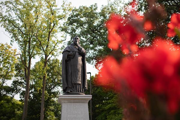 大学门口的圣托马斯·十大赌博登录官网雕像